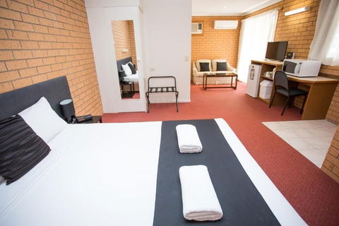 Blue Whale Motor Inn & Apartments - QLD Tourism 4