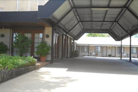 All Seasons Motor Lodge - Queensland Tourism 1