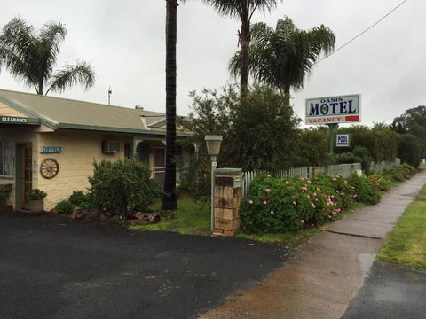 Oasis Motel Peak Hill - Queensland Tourism 5
