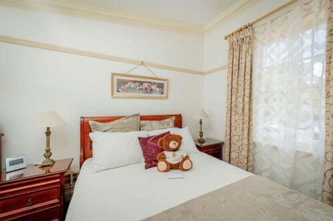 Cobb & Co Court Boutique Hotel - QLD Tourism 1