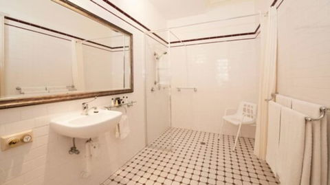 Cobb & Co Court Boutique Hotel - QLD Tourism 5