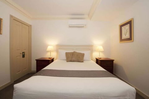 Cobb & Co Court Boutique Hotel - QLD Tourism 3