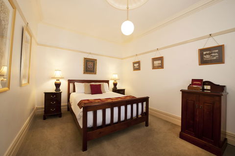 Cobb & Co Court Boutique Hotel - QLD Tourism 4