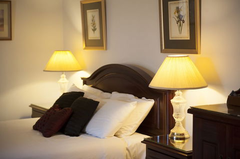 Cobb & Co Court Boutique Hotel - QLD Tourism 0