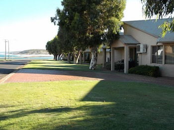 Pelican Shore Villas - QLD Tourism 0