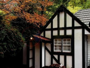 Tudor Cottages Mt Dandenong - QLD Tourism 0