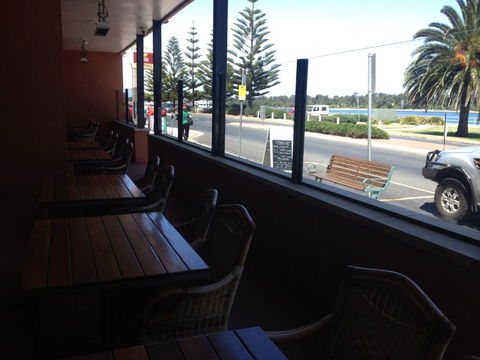 The Central Hotel Motel Lakes Entrance - QLD Tourism 6