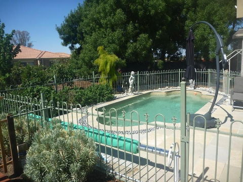 Must Love Dogs B&b - Queensland Tourism 2