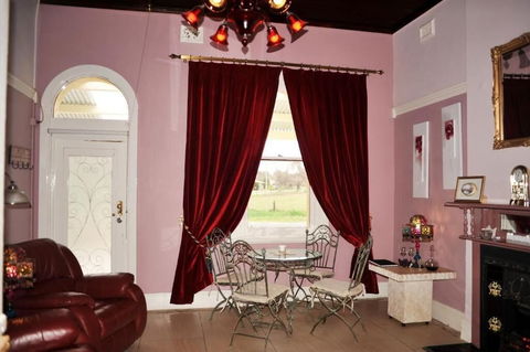 Must Love Dogs B&b - Queensland Tourism 4