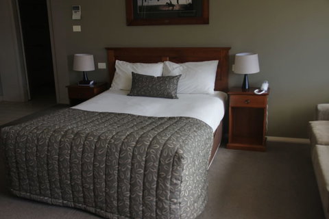 Saltbush Motor Inn - Queensland Tourism 6