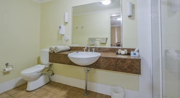 Golden Guitar Motor Inn - QLD Tourism 6