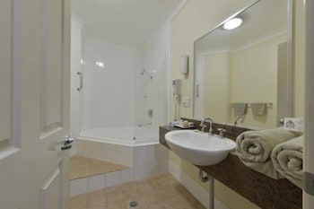 Golden Guitar Motor Inn - QLD Tourism 5