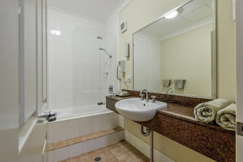 Golden Guitar Motor Inn - QLD Tourism 2