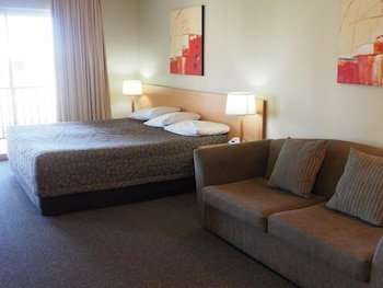 Golden Guitar Motor Inn - QLD Tourism 3