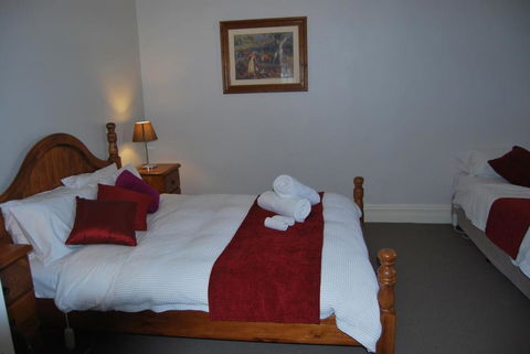 Jacaranda Cottage - Queensland Tourism 4