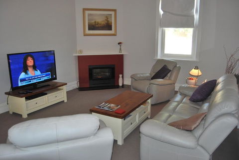 Jacaranda Cottage - Queensland Tourism 1