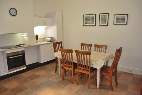 Jacaranda Cottage - Queensland Tourism 6