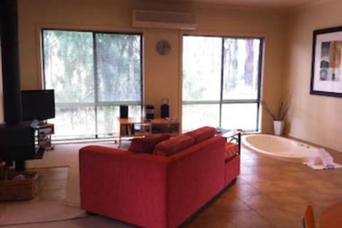 Idyllic Retreat For 4 People In Beautiful Otway Ranges, Recharge & Refresh In Hot Tub - QLD Tourism 5