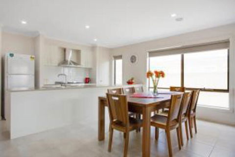 Serviced Houses Point Cook - Queensland Tourism 3