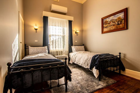 Heytesbury House - QLD Tourism 4