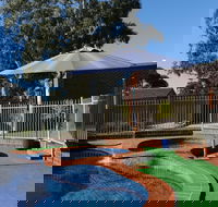 Golden Reef Motor Inn - Queensland Tourism