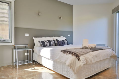 Tides Apartments - QLD Tourism 1