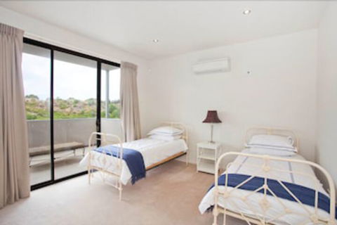 Four Kings Apartments - QLD Tourism 7