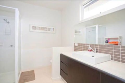 Four Kings Apartments - QLD Tourism 3