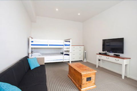 Four Kings Apartments - QLD Tourism 5