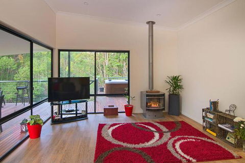 Babbling Brook Retreat - Queensland Tourism 3