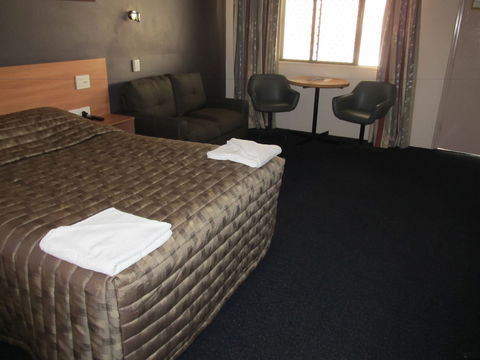 Sun Palms Motel - Queensland Tourism 1