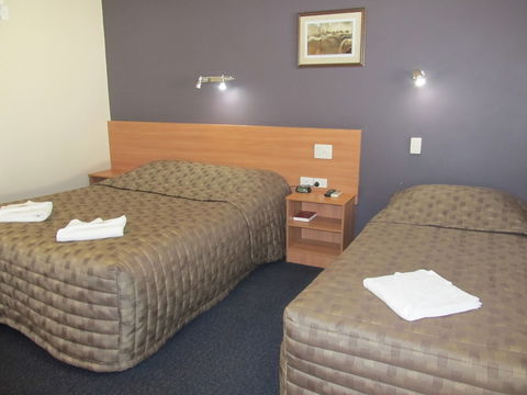 Sun Palms Motel - Queensland Tourism 3