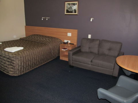 Sun Palms Motel - Queensland Tourism 6