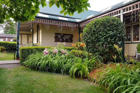 Glenella Guesthouse - Queensland Tourism 1