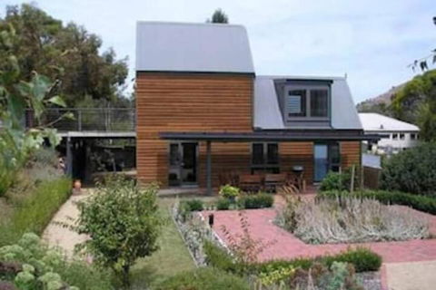 Red Brier Cottage Accommodation - Queensland Tourism 5