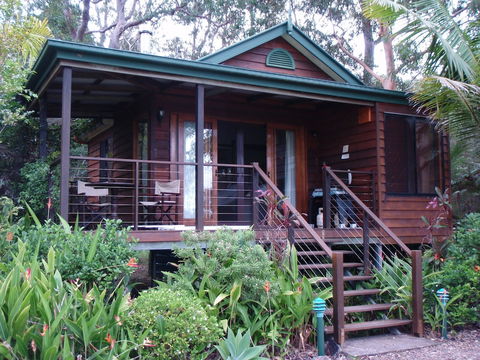 Lake Weyba Cottages - Queensland Tourism 1