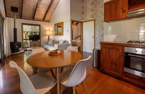 Lake Weyba Cottages - Queensland Tourism 5