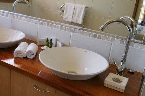 Lake Weyba Cottages - Queensland Tourism 6