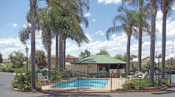 Town & Country Motor Inn - Queensland Tourism 1