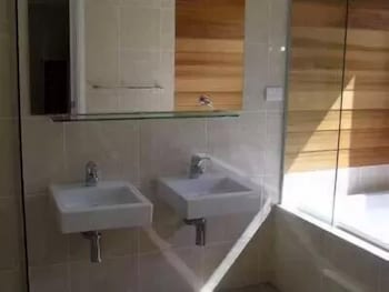 Gooromon Park Cottages - Queensland Tourism 4