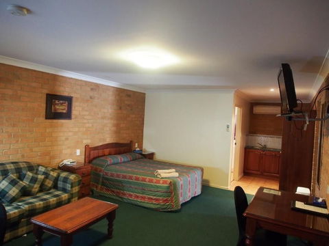 Cobar Town And Country Motor Inn - Queensland Tourism 3