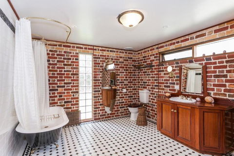 Chianti Cottages - Queensland Tourism 2