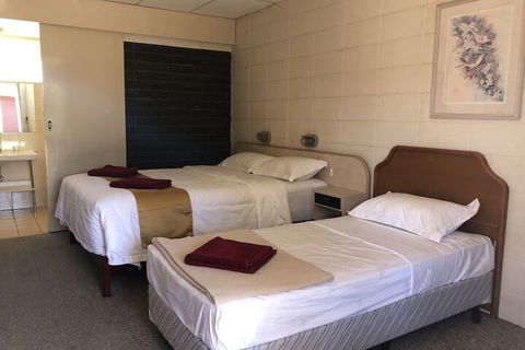 Inland Oasis Motel - Queensland Tourism 3