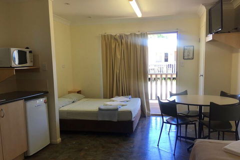 Inland Oasis Motel - Queensland Tourism 4