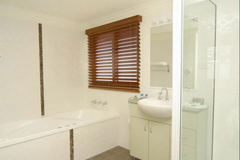Kiama Harbour Cabins - QLD Tourism 0