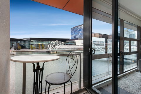 Waterfront Melbourne Apartments - Queensland Tourism 6