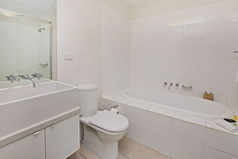 Waterfront Melbourne Apartments - Queensland Tourism 3