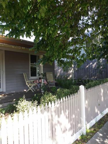 Cream Cottage - QLD Tourism 1