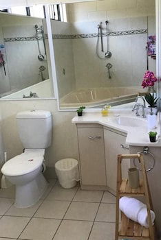 Harbour Lodge Motel Gladstone - Queensland Tourism 6