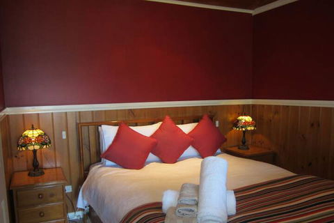 Willowlake Cottages - Queensland Tourism 4
